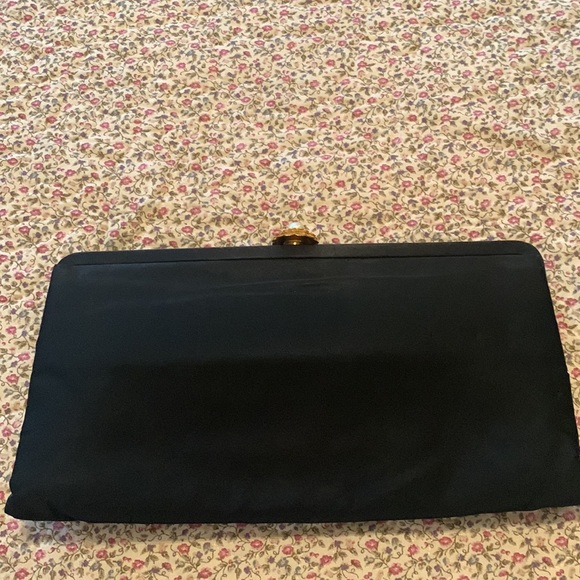 VINTAGE LEWIS BLACK SATIN CLUTCH HANDBAG/GOLD-PEARL JEWELED CLASP:ACCESSORIES - Picture 4 of 9
